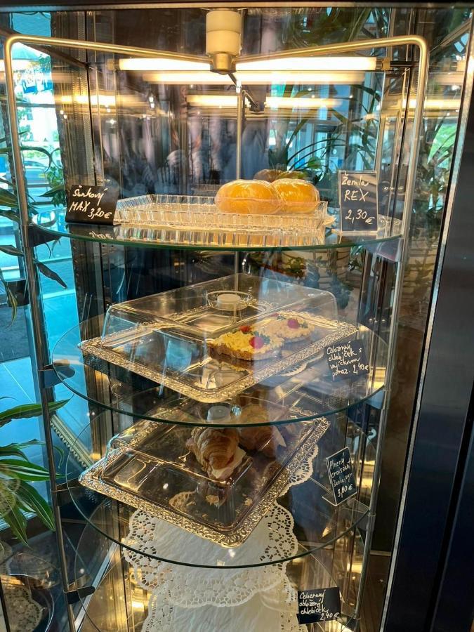 De Luxe 4 May Plaza 布拉迪斯拉发 外观 照片